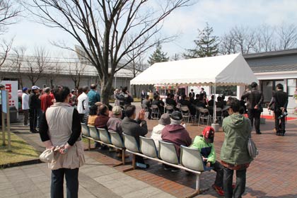 セレモニーには市民100人近くも集まった