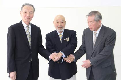 左から一般財団法人吉田スポーツ振興事業団の亀倉理事長、一般財団法人燕市体育協会の柴山会長、特定非営利活動法人クラブスポーツバイキングぶんすいの丸山理事長
