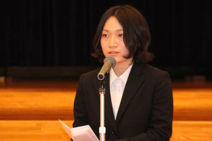 就職者代表で謝辞を述べる渡辺さん