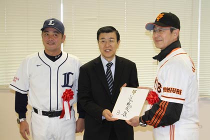  ＝松本さん(右)が長嶋茂雄さんからもらってきたサイン色紙を高波社長(中)に手渡す、そして工藤さん(左)