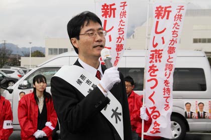 燕市長選に立候補し、燕市吉田産業会館で第一声を放つ現職の鈴木氏