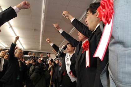 選挙事務所で「がんばろー！」