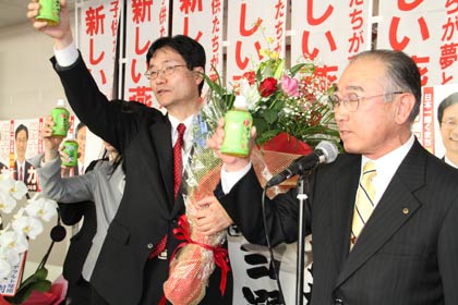 田中後援会副会長の音頭で乾杯