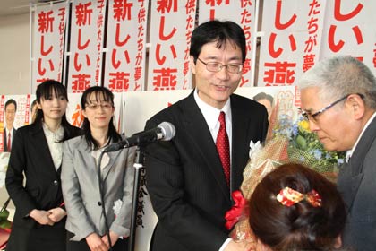 ＝南相馬燕会に水谷代表夫妻から花束を受け取る