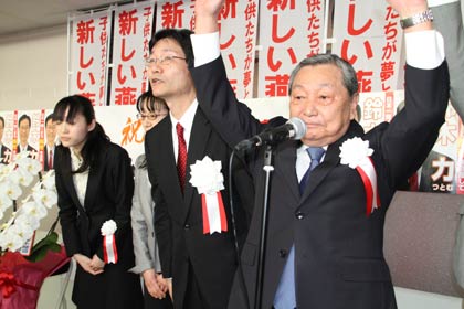 山崎後援会長の音頭で万歳