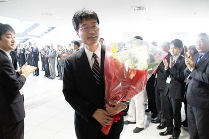 燕市長選で無投票当選から明けて7日朝、初登庁した鈴木市長を職員が出迎える