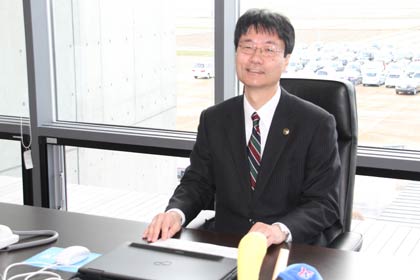 先週までと同じように市長のいすに座った鈴木市長
