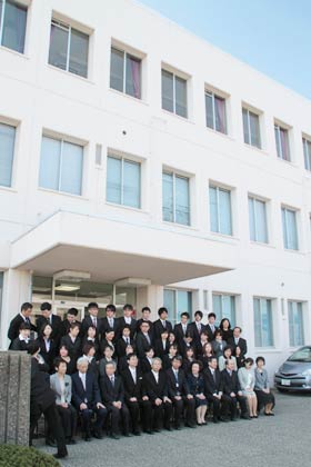 学校正面玄関前で記念撮影
