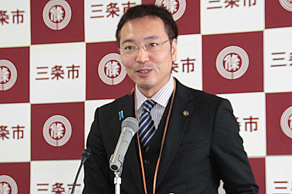  記者会見を行う国定三条市長