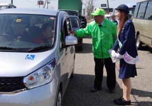 春の全国交通安全運動で分水おいらん道中のおいらん役「分水太夫」を一日交通課長に燕市で特別街頭指導