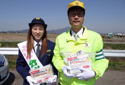 鈴木燕市長と一日交通課長に任命された分水太夫に選ばれた立島さん