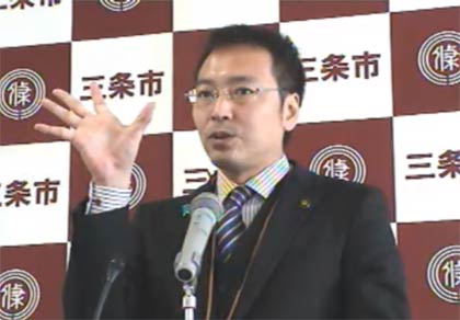  試行的な学校給食の牛乳廃止について話す国定市長