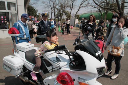12日、燕市交通公園と燕市児童研修館「こどもの森」で行われた「燕さくらイベント」