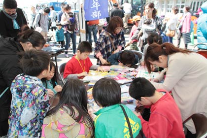 燕商工会議所青年部によるプラ板キーホルダーの製作