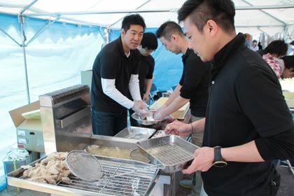  吉田商工会青年部の鶏肉のレモンあえにも行列