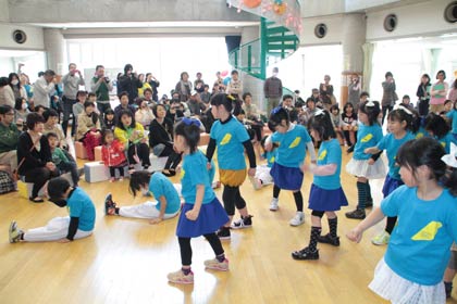 「こどもの森」でオープニングの小中川児童館によるダンス