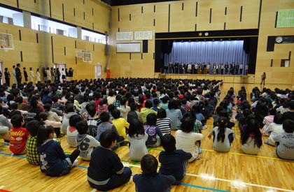 今年度から小中一体型校舎となった三条市の第一中学校と嵐南小学校のアリーナで嵐南小学校の入学式