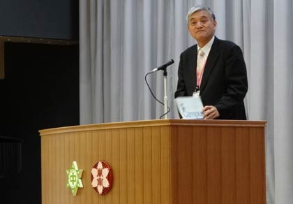  嵐南小と第一中の校章がある演壇で高橋校長があいさつ