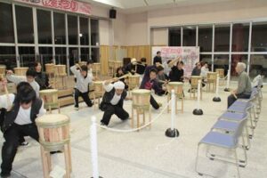 13日の弥彦桜まつりのオープニングで二村建築が永島流新潟樽砧を披露、初めての村からの出演依頼に気を引き締める