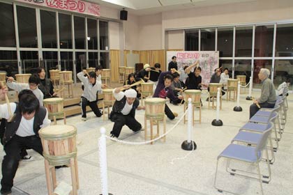  12日夕方、「YAHALL」で永島流新潟樽砧の宗家、永島鼓山さんを迎えて樽砧を練習する二村建築の社員