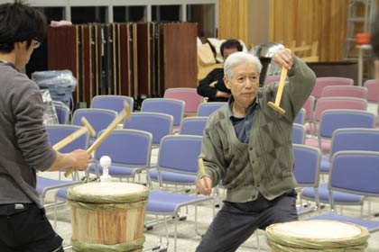 85歳とは思えない身のこなしで実演指導する鼓山さん