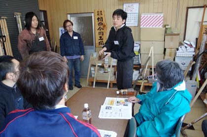 座学で土作りの工程やくわの使い方を学ぶ参加者