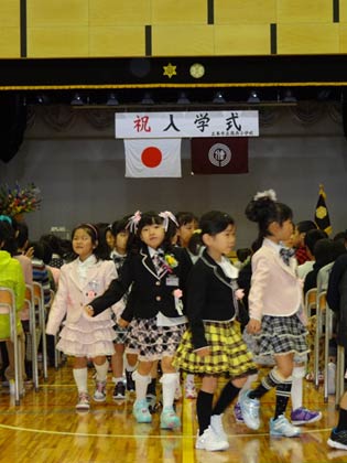  今春開校の嵐南小学校の入学式の1年生