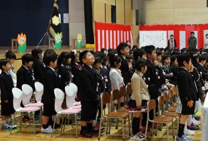 クラスごとに声をそろえて「よろしくお願いします」とあいさつする1年生