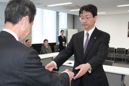 燕市長の当選証書を受け取る鈴木氏