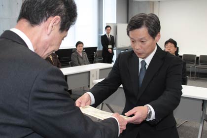 燕市議の当選証書を受け取る宮路氏