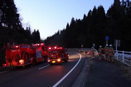 290号まで駆けつけた消防車両、ここから先は消防車両が入られず、消火活動ができない