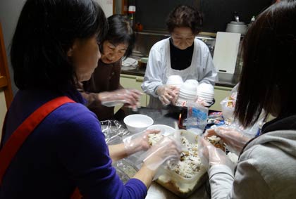 ＝おにぎりの炊き出しを準備する上谷地自治会