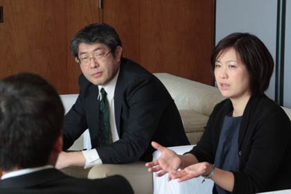 国定市長を訪問した三条マルシェ実行委員会の右から加藤実行委員長、小松副実行委員長