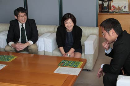 国定市長に今年度の三条マルシェの概要などを話す