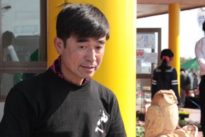 チェーンソーアートを披露した田上町出身の小野さん