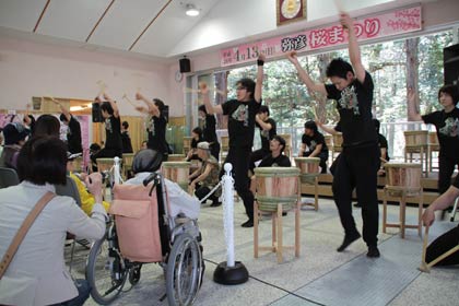 ヤホールでの桜まつりの開会式で二村建築が永島流新潟樽砧のオープニング
