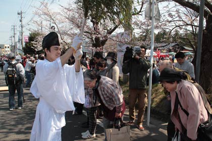 神湯をかけてもらって厄除開運などを願う