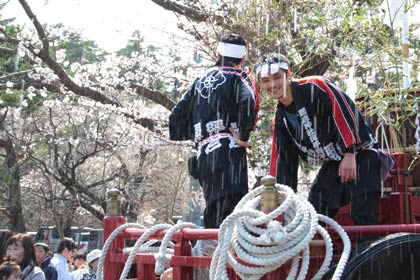 湯曳き車からも神湯をまく