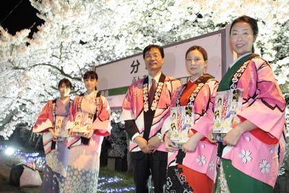 鈴木市長を囲んでおいらん役の4人
