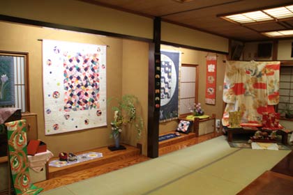「惣六」の2階の座敷で開かれている「花布遊びミニ展」