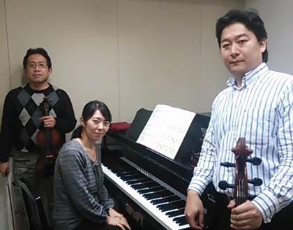 東京での練習、左からバイオリンの佐々木さん、ピアノの新美さん、チェロの片野さん