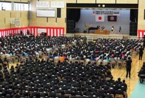 三条市の第一中・嵐南小の小中一体校で行われた嵐南小開校と第一中新校舎完成の記念式典