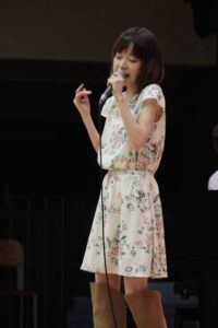 嵐南小学校開校・第一中学校新校舎完成記念式典でミニライブを行う川嶋あいさん