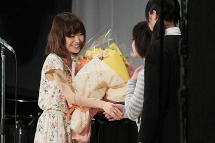 児童生徒から花束を受け取る川嶋さん