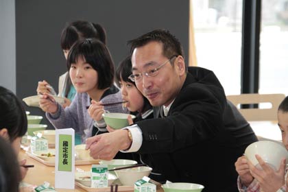 給食では何かと話題の国定市長も6年生と一緒に給食を味わう