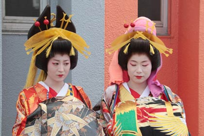 信濃太夫を務めた渡辺さん(左)と染井吉野太夫を務めた杣木さん(右)