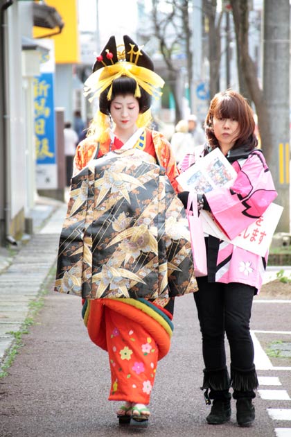分水おいらん道中の前日19日も昨年のおいらん役のうち2人が模擬おいらん姿で登場、本番をPR