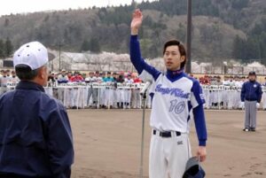 三条野球連盟の平成26年度開幕式で宣誓を行う(株)三條機械製作所主将の近藤竜太選手(