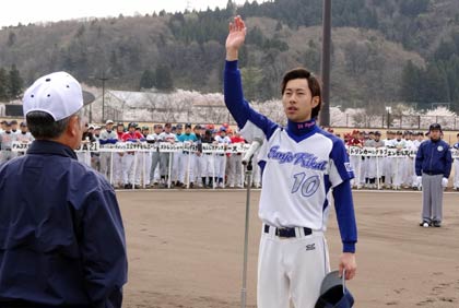 三条野球連盟の平成26年度開幕式で宣誓を行う(株)三條機械製作所主将の近藤竜太選手(