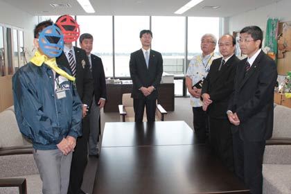 8月16日から18日まで燕市で開かれる第2回東京ヤクルトスワローズカップ少年野球大会に向けた担当者会議を前に担当者が鈴木燕市長を訪問